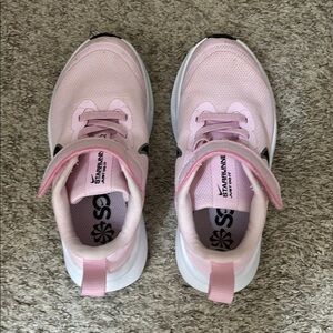 Nike Pink Sneakers Sleek Design Lace-Up